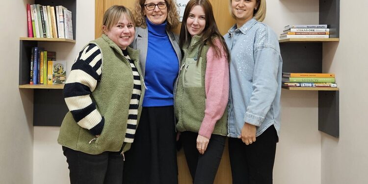 Rokiškio sav. visuomenės sveikatos biure įkurta mobili biblioteka/R.Keliuotytės nuotr.