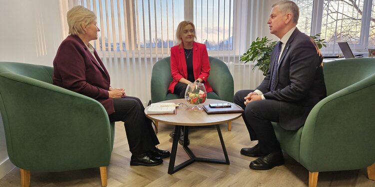 Rokiškio raj.meras Ramūnas Godeliauskas, vicemerė Audronė Kaupienė ir Raudonojo Kryžiaus Šiaurės regioninio skyriaus vadovė Aistė Žalevičienė/R.Keliuotytės nuotr.