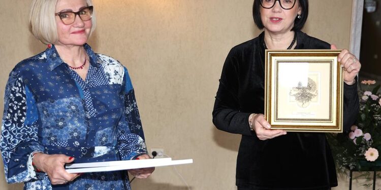 Ministrė Raminta Popovienė sveikina direktorę Ireną Augonienę