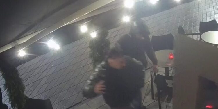 Pareigūnai aiškinasi, kas paleido kumščius Laisvės alėjoje