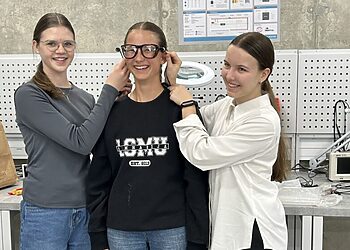 Kauno LSMU gimnazijos devintokių merginų komanda sukūrė išmanius akinius akliesiems