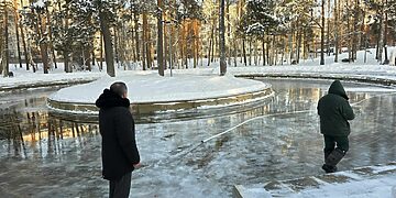 Visagine po atviru dangumi įrengiama ledo čiuožykla