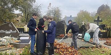 Mokiniai tvarko kapus/Kauno raj.sav.nuotr.