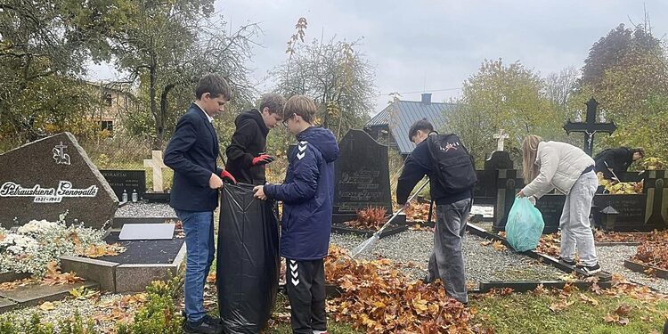 Mokiniai tvarko kapus/Kauno raj.sav.nuotr.