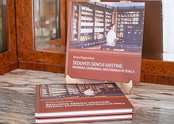 Išleista pirmoji mokslo studija apie Šeduvos senąją vaistinę