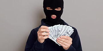 Telefoniniai sukčiai Panevėžyje sulaikyti: nukentėjusiajai grąžinti beveik 9 tūkst. eurų