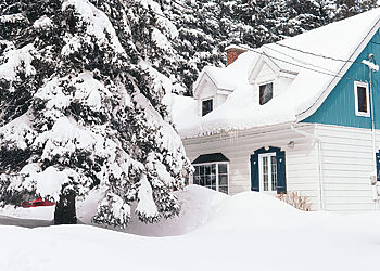 Susikaupęs sniegas gali kelti grėsmę pastatų saugumui