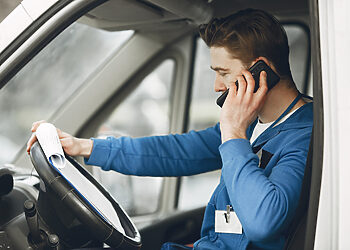 Per savaitę beveik šimtas vairuotojų įkliuvo su telefonu prie vairo