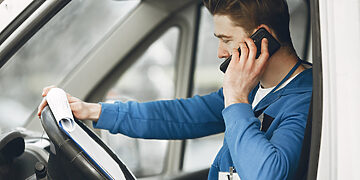 Vairuotojas su telefonu/Asociatyvi nuotr./Freepik