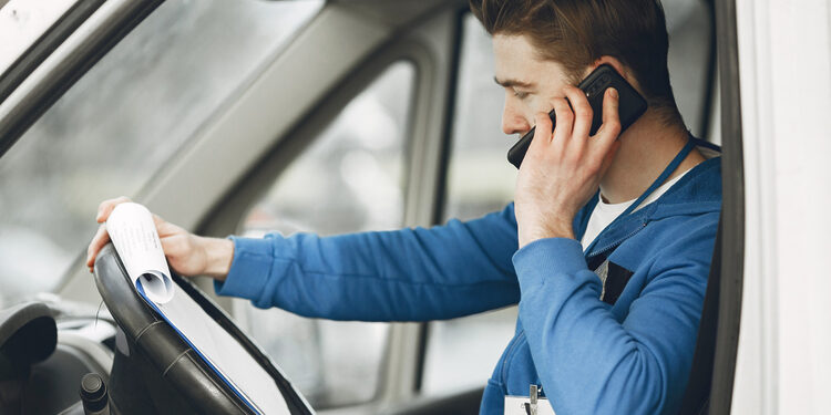 Vairuotojas su telefonu/Asociatyvi nuotr./Freepik