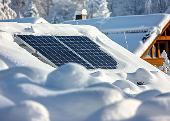 Sniego valymas nuo saulės elektrinių gali pridaryti daugiau žalos nei naudos