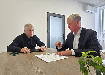 Rokiškio baseine rungtyniaus drakono valtys