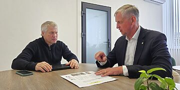 Rokiškio baseine rungtyniaus drakono valtys