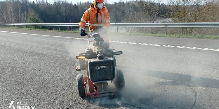 Plyšiu taisymas / AB Kelių priežiūra nuotr.