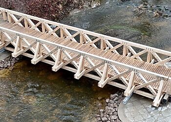 Joniškėlio dvaro parke baigtas statyti medinis pėsčiųjų tiltas per Mažupės upę