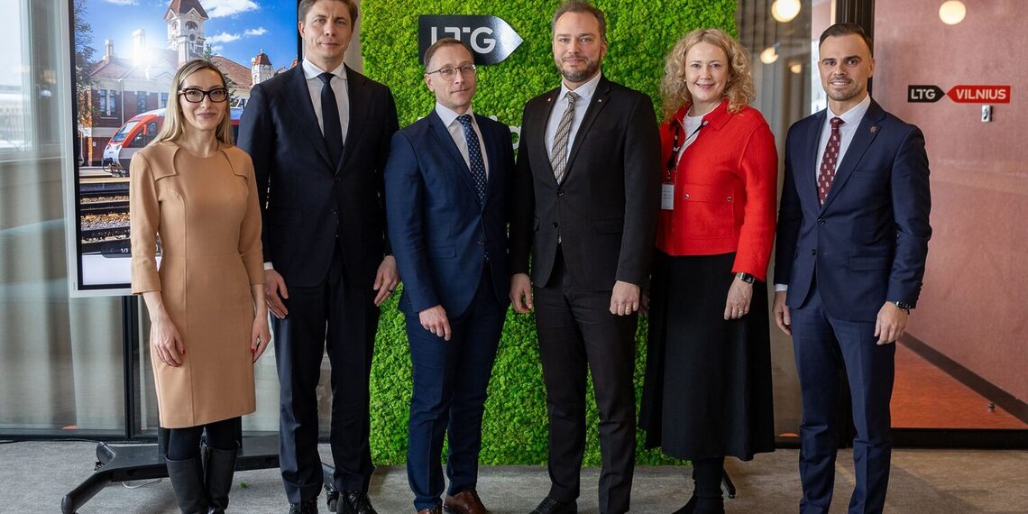 Jonavos meras Mindaugas Sinkevičius su LTG keleivių vežimo įmonės atstovais/Jonavos raj.sav.nuotr.