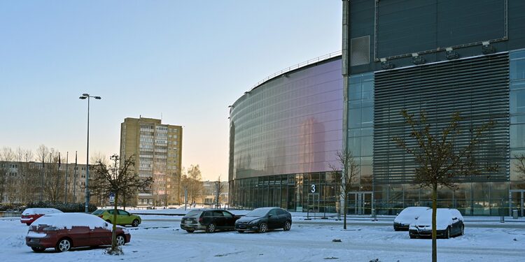 Automobilių parkavimas prie„Kalnapilio“ arenos/G. Kartano nuotr.