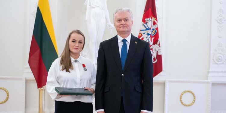 Triatlono trenerei Alinai Rancevai medalį įteikia Prezidentas Gitanas Nausėda/R. Dačkaus nuotr.
