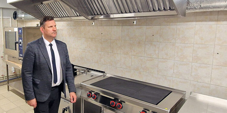 Radviliškio raj. sav. meras Kazimieras Račkauskis atnaujintoje raj. ligoninės virtuvėje/Radviliškio raj.sav.nuo0tr.