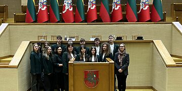 Lizdeikos gimnazijos mokinių grupelė LR Seime/Radiliškio raj.sav.nuotr.