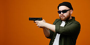 Nusikaltėlis su ginklu/Asociatyvi nuotr./Freepik