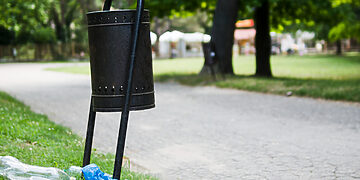 Išmėtytos šiukšlės/Asociatyvi nuotr./Freepik