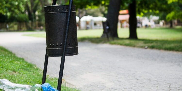 Išmėtytos šiukšlės/Asociatyvi nuotr./Freepik