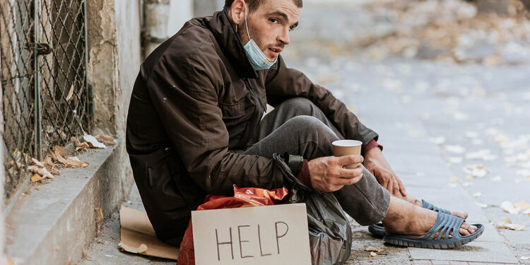 Nuliūdęs, elgetaujantis žmogus/Asociatyvi nuotr./Freepik