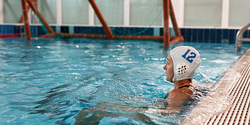 Plaukimas baseine/Asociatyvi nuotr./Freepik