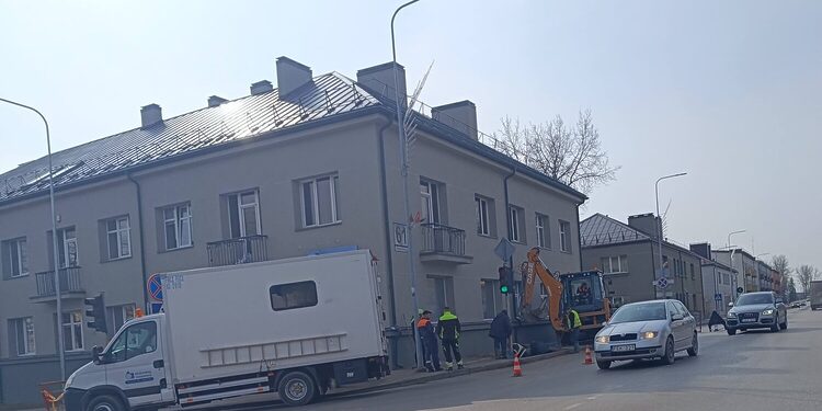 Vandentiekio avarijos likvidavimo darbai Kėdainių mieste, J. Basanavičiaus gatvėje/Kėdainių raj.sav.nuotr.