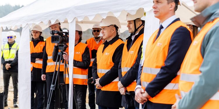 Jonavoje stato grūdinto stiklo gamyklą/G. Mockutės.Zgirskienės nuotr.