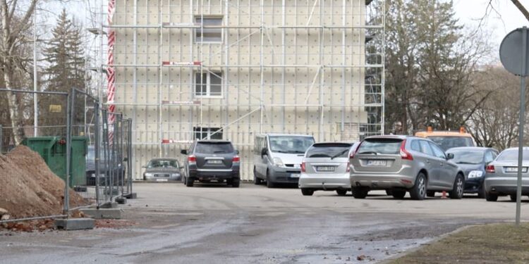 Jonavos kultūros centro automobilių stovėjimo aikštelė/Jonavos raj.sav.nuotr.