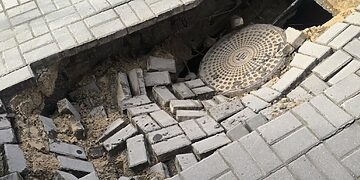 Įgriuvusi telekomunikacijų šulinio perdanga/Biržų raj.sav.nuotr.