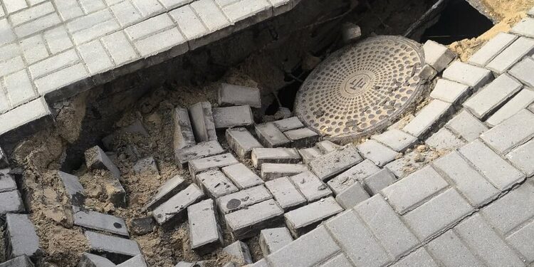 Įgriuvusi telekomunikacijų šulinio perdanga/Biržų raj.sav.nuotr.