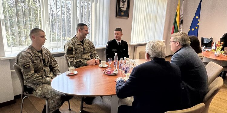 Patrulinio laivo „Aukštaitis“atstovai/Biržų raj.sav.nuotr.