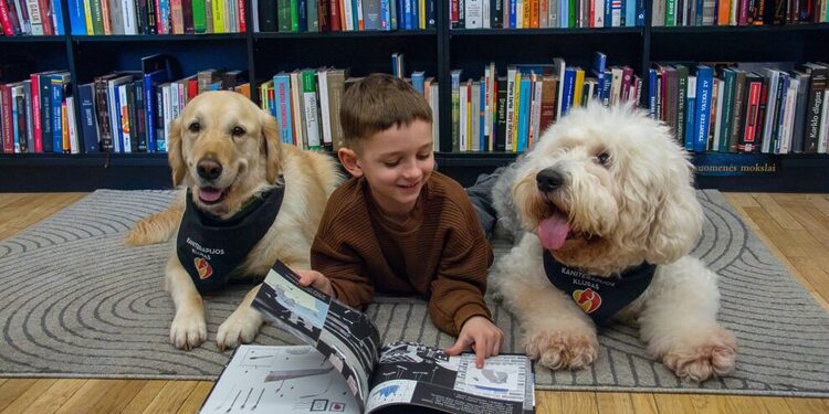 Skaitymas drauge su terapiniais šunimis/Kauno m.sav.nuotr.