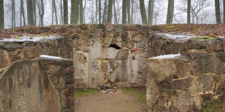 Stelmužės baronų Folkerzambų mauzoliejus/Šarūno Subatavičiaus nuotr.