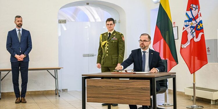 KAM ministas Robertas Kaunas pasirašo susitarimą/A.Pliadžio / KAM nuotr.