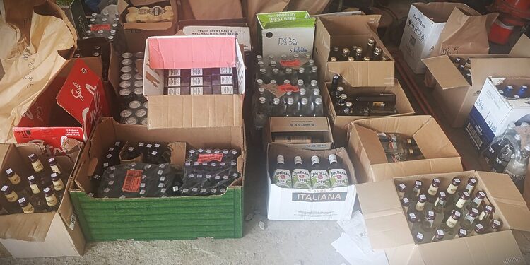 Alkoholio kontrabanda/Zarasų PK nuotr.