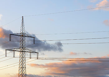 ESO įspėja: sekmadienį galimi elektros tiekimo sutrikimai dėl stipraus vėjo