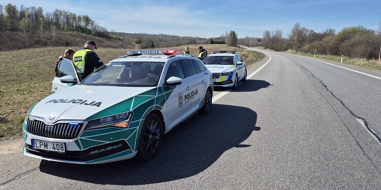 Bendras Lietuvos ir Latvijos pareigūnų patruliavimas/https://utena.policija.lrv.lt/ nuotr.