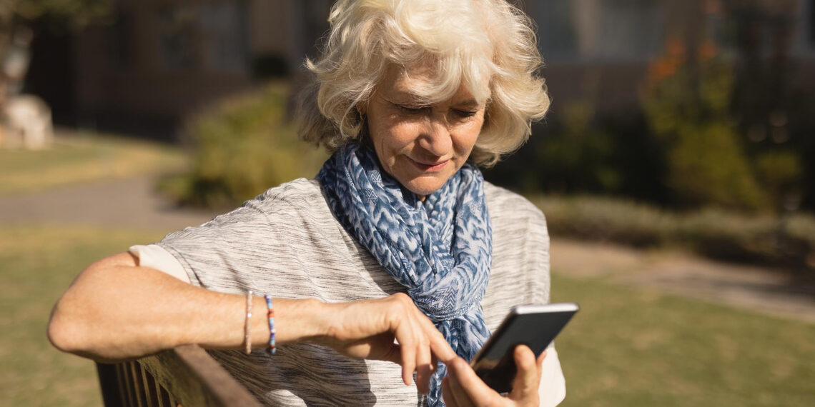 Senjorė su telefonu