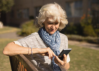 Senjorė su telefonu