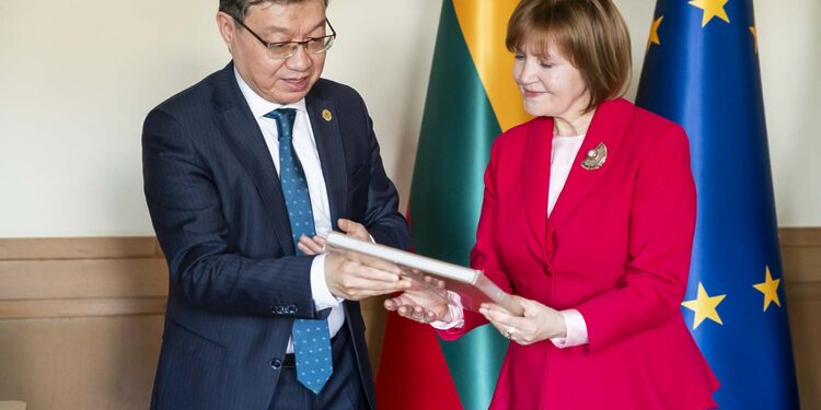 Kazachstano Respublikos nepaprastasis ir įgaliotasis ambasadorius Lietuvoje J. E. ponas Timuras Urazajevas (kairėje) ir Panevėžio Panevėžio miesto merė Loreta Masiliūnienė/Panevėžio m.sav.nuotr.