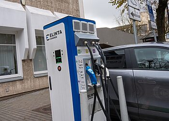 Panevėžyje dėl atnaujinimo darbų laikinai neveiks dalis elektromobilių įkrovimo stotelių