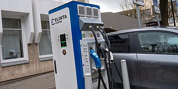 Elektromobilių įkrovimo stotė/P. Židonio nuotr.