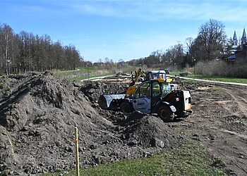 Pakruojo parko saloje prasidėjo vaikų žaidimo aikštelės įrengimo darbai