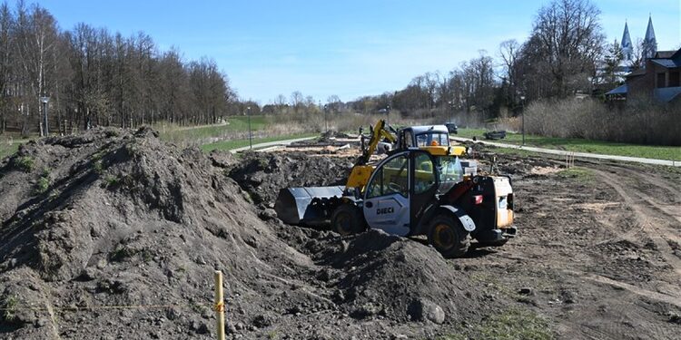 Statybos darbai Pakruojo parko saloje/L. Katiliaus nuotr.