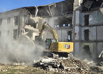 Anykščių rajone,  Troškūnuose griaunamas avarinės būklės, pavojų kėlęs pastatas