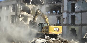 Avarinės būklės pastato griovimas/Anykščių raj.sav.nuotr.